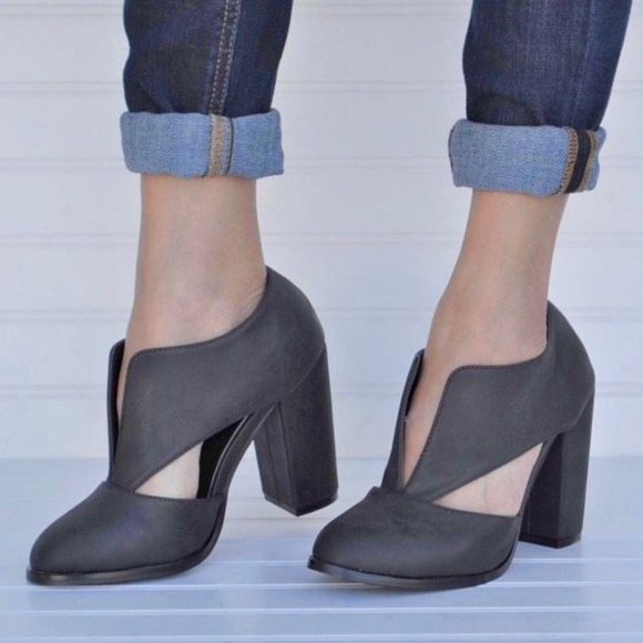 NEW! Black Cutout Pointy Toe Ankle Booties - Picture 2 of 2